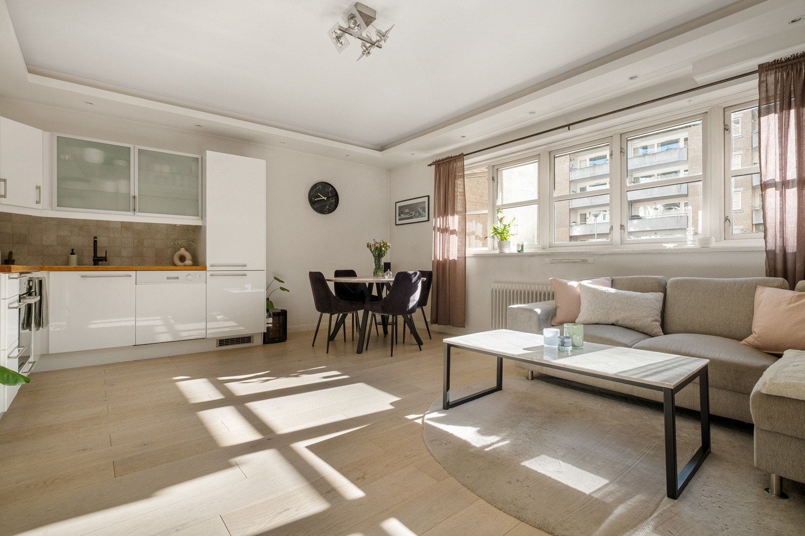 Lekre parkettgulv, lyse vegger og gode lysforhold gir en herlig følelse. Galleribilde