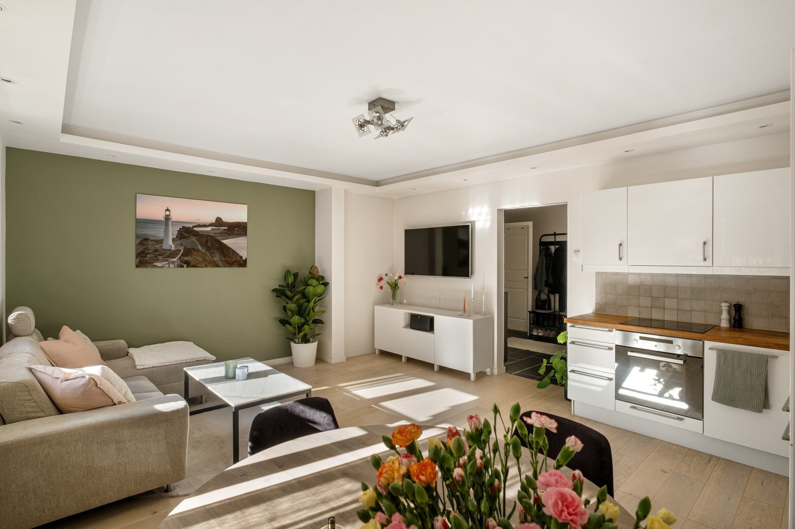 Stuen kan enkelt innredes med ulike soner for både egentid og sosialt samvær. Galleribilde