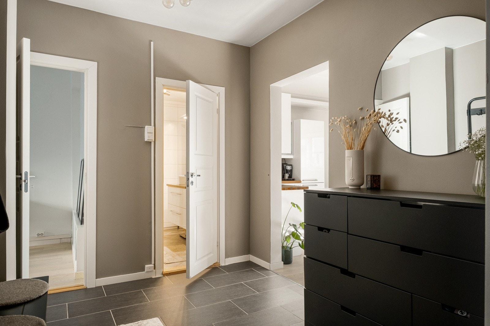 Inngangspartiet er et hyggelig første møte med boligen. Galleribilde