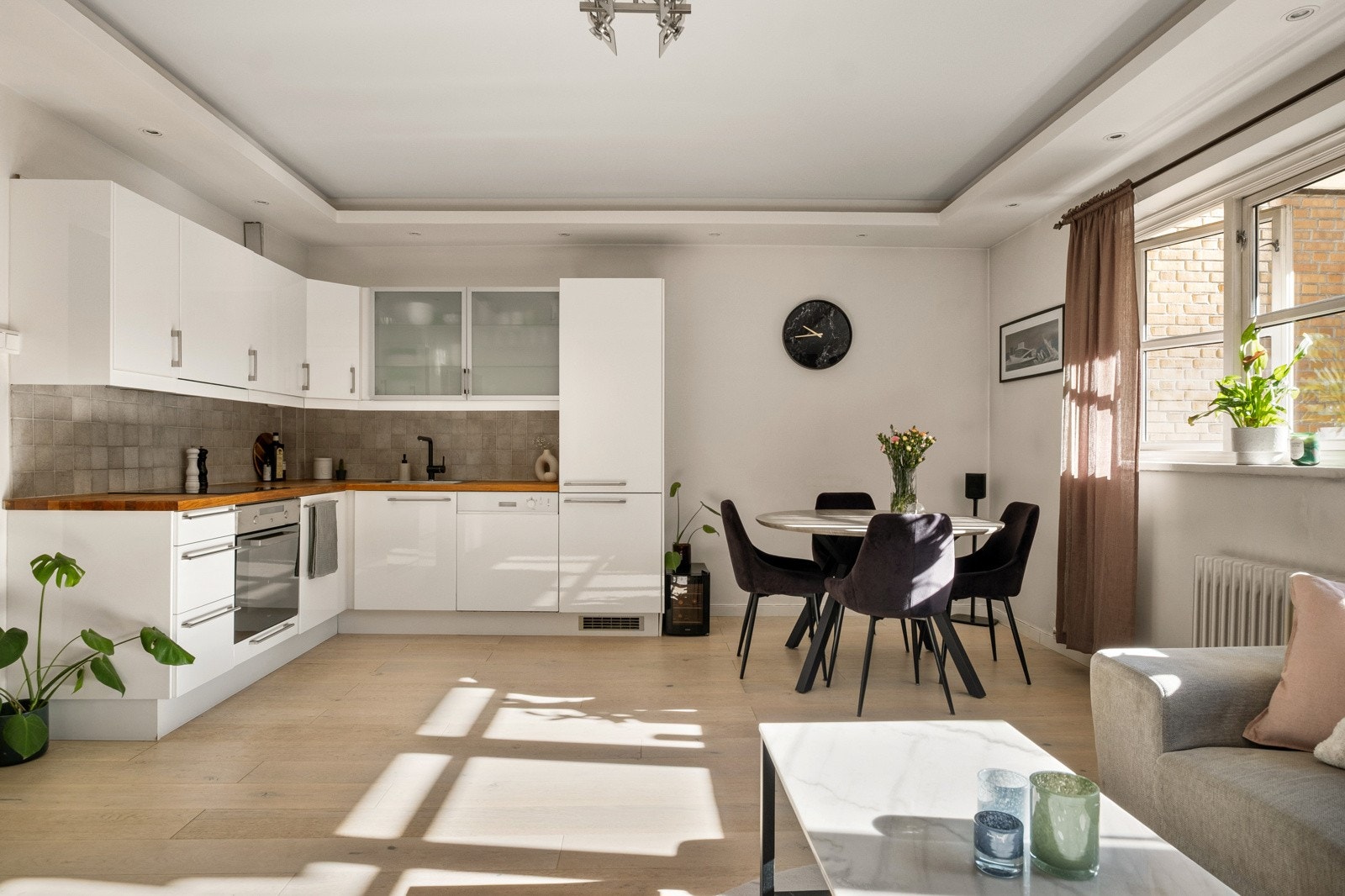 Det er nydelige lyslinjer i leiligheten. Galleribilde