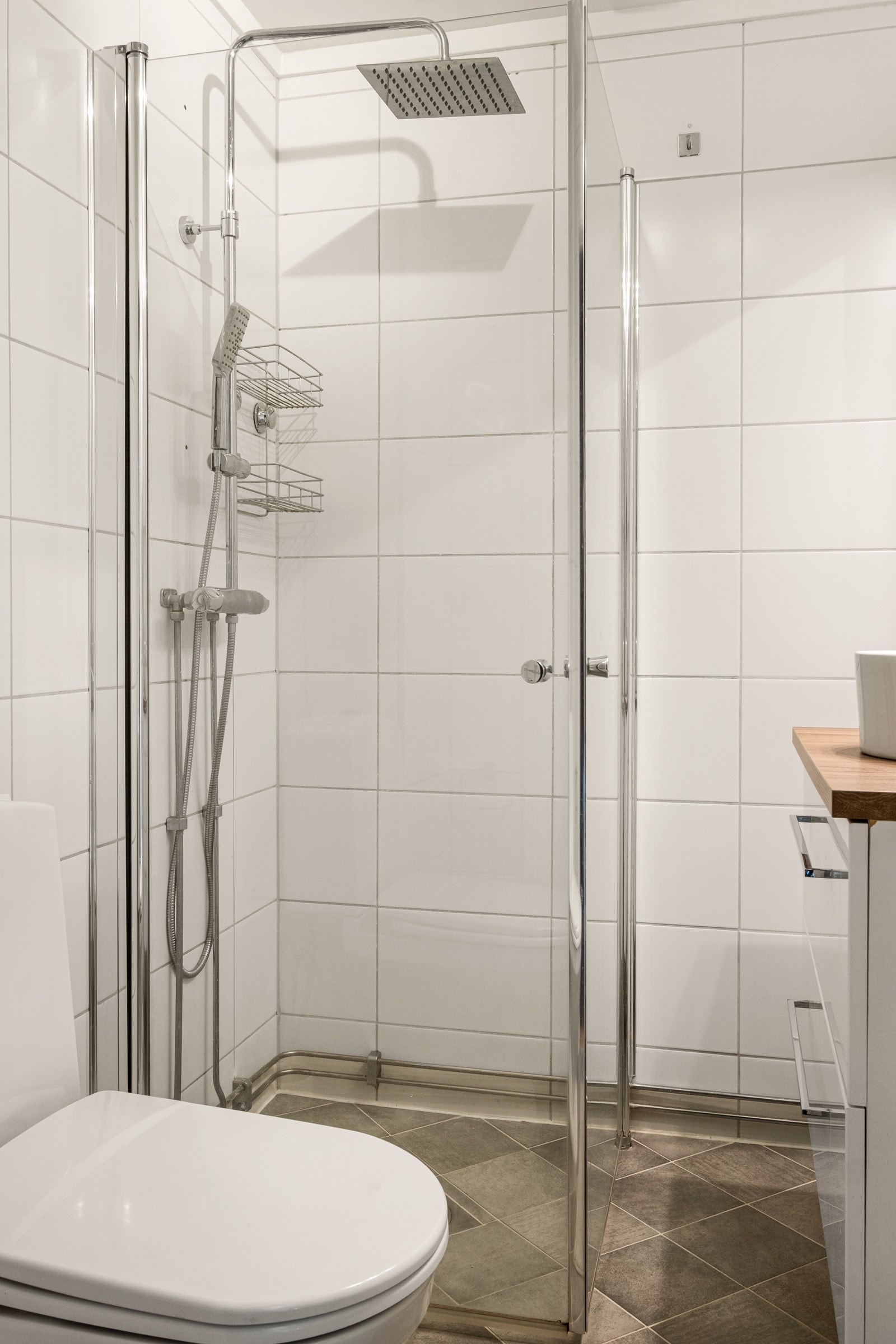 Det er montert regnfallsdusj og håndholdt dusj. Galleribilde