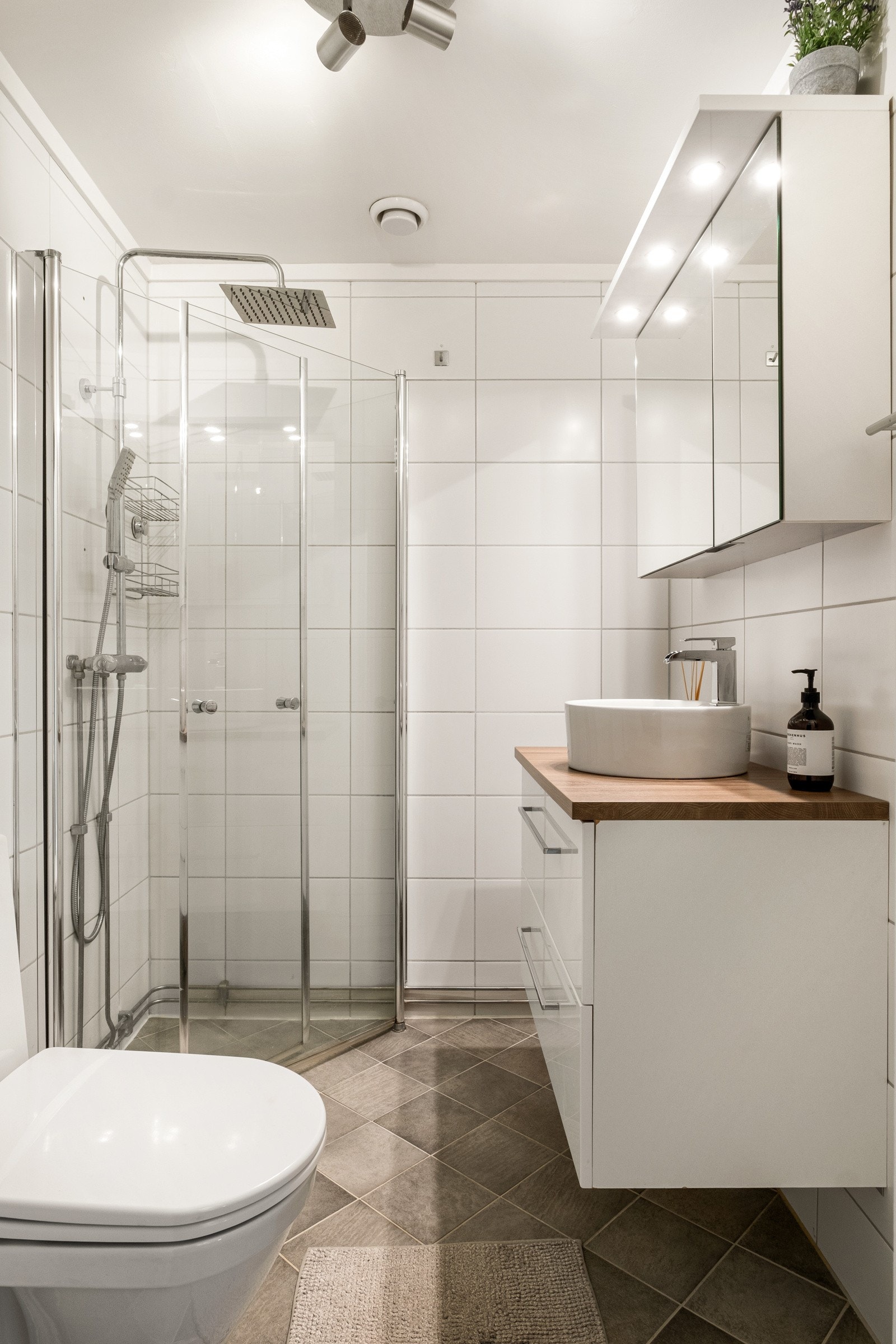 Baderommet inneholder alt man trenger for en god hverdag. Galleribilde