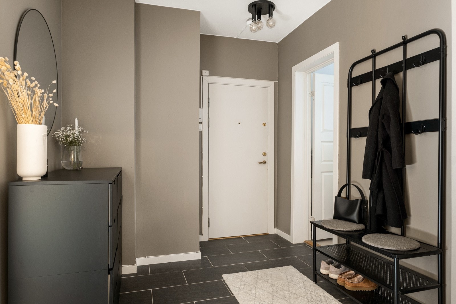 I entréen er det god plass til oppheng av klær og plassering av sko. Galleribilde
