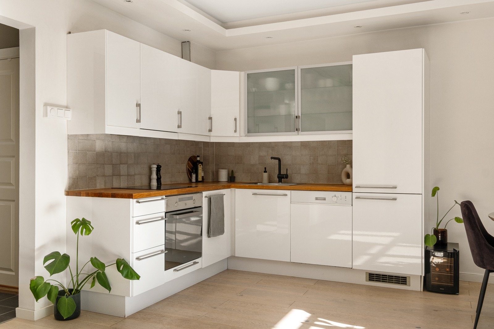 Kjøkkenet har integrerte hvitevarer. Galleribilde