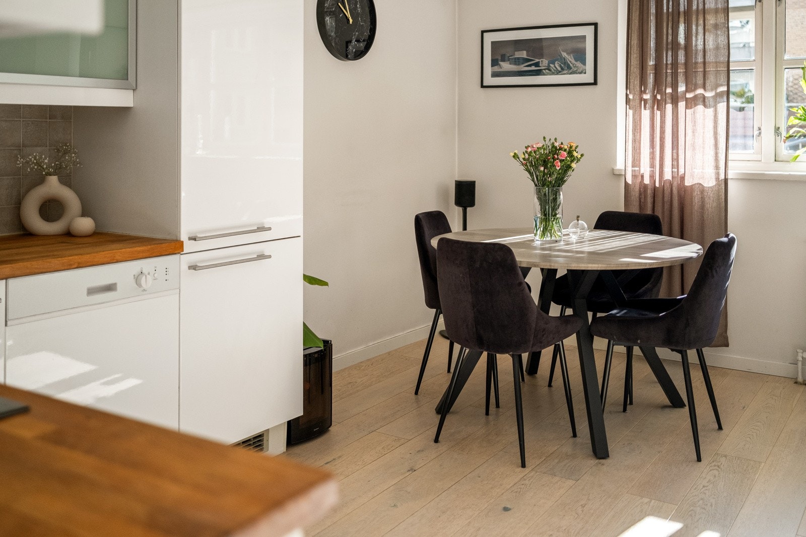 Det er plass til et eget spisebord. Galleribilde