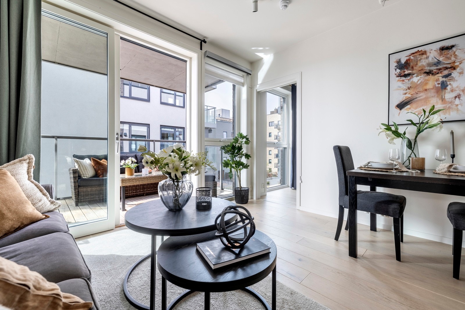 I stuen er det god plass til både sofa, tv-løsning og spisebord. Galleribilde