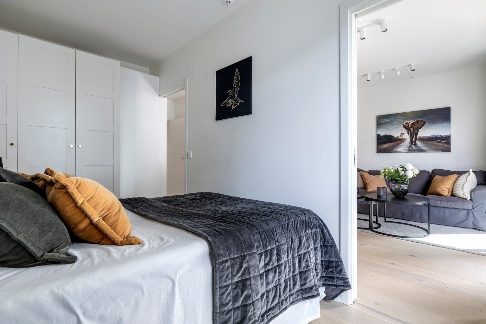 Soverommet har enstavs parkettgulv, malte flater på vegger samt listefritt tak som skaper et lyst og luftig preg i soverommet. Galleribilde