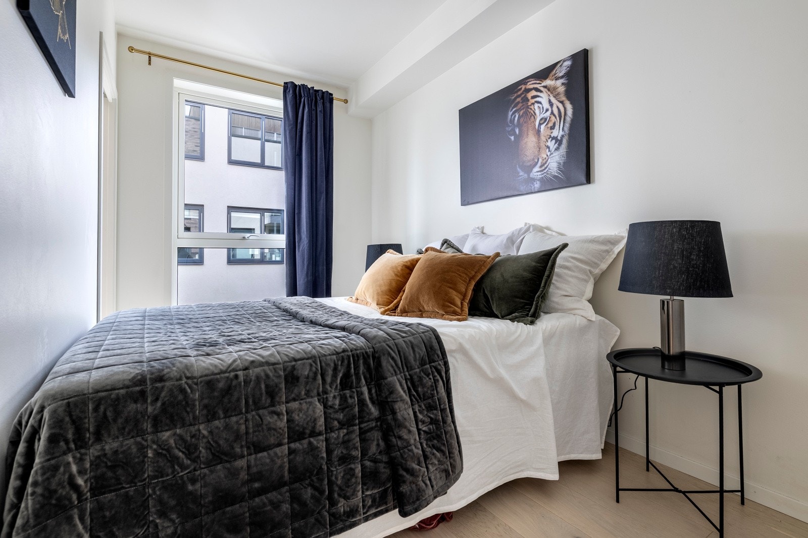 Rommet er delt i 2 med sengen i midten. Galleribilde