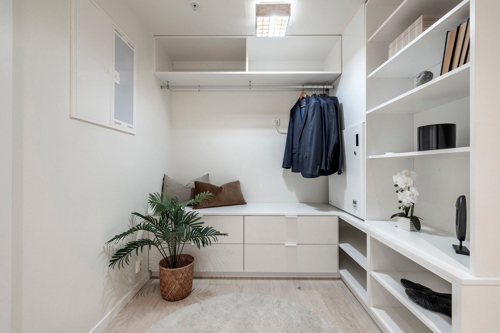 Entreen har et praktisk innvendig rom (bod/teknisk rom), som er smart innredet med hyller, skuffer og oppheng. Galleribilde