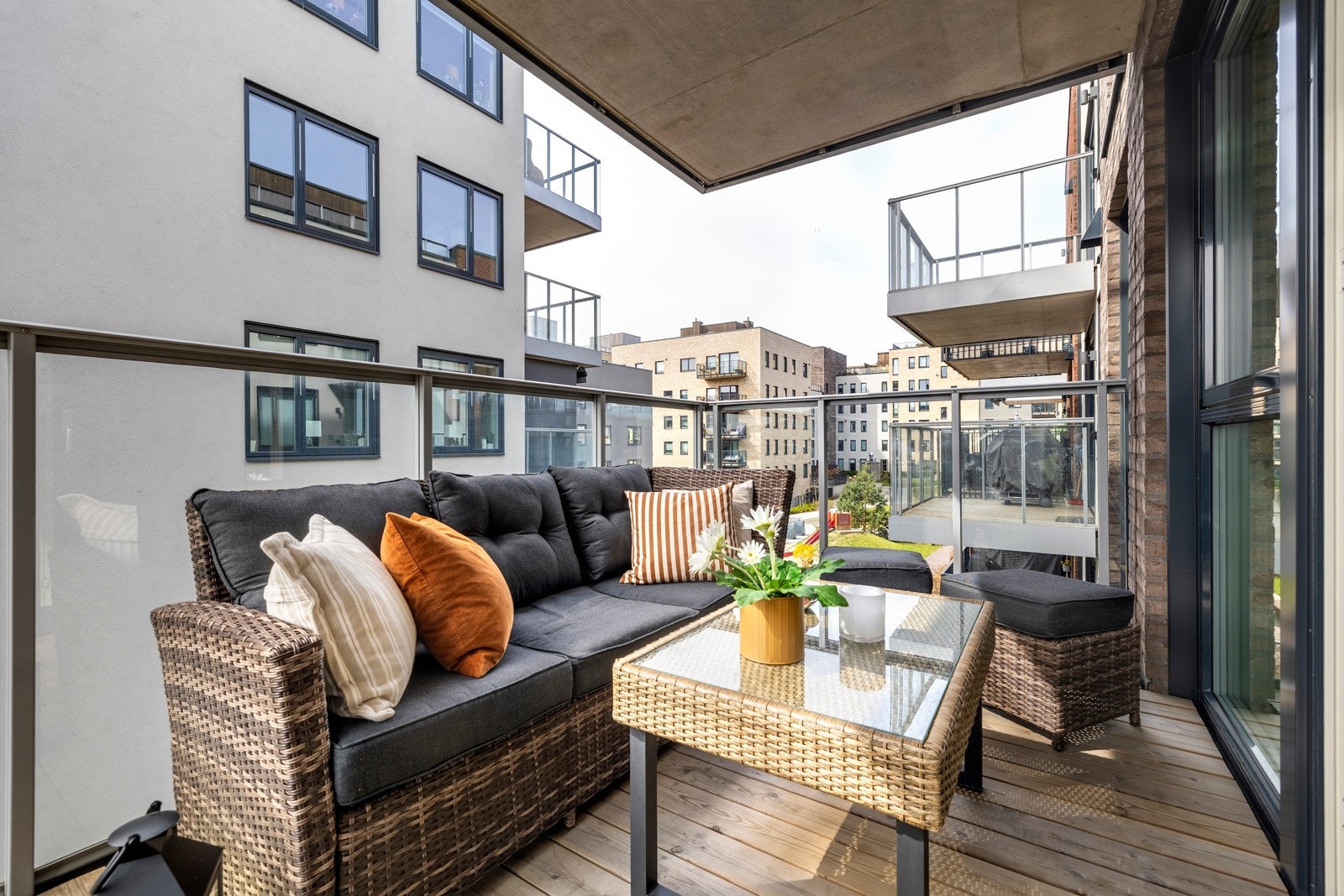 Om sommeren kan måltidet nytes ute på den sydvendte balkongen på 8 m². Galleribilde