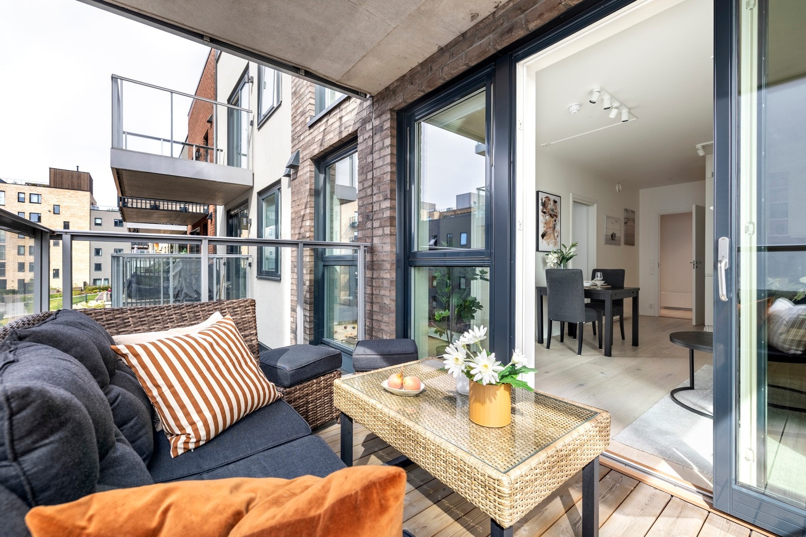 Det er god plass til møblement, slik at sommerdagene kan nytes med maksimal komfort. Galleribilde