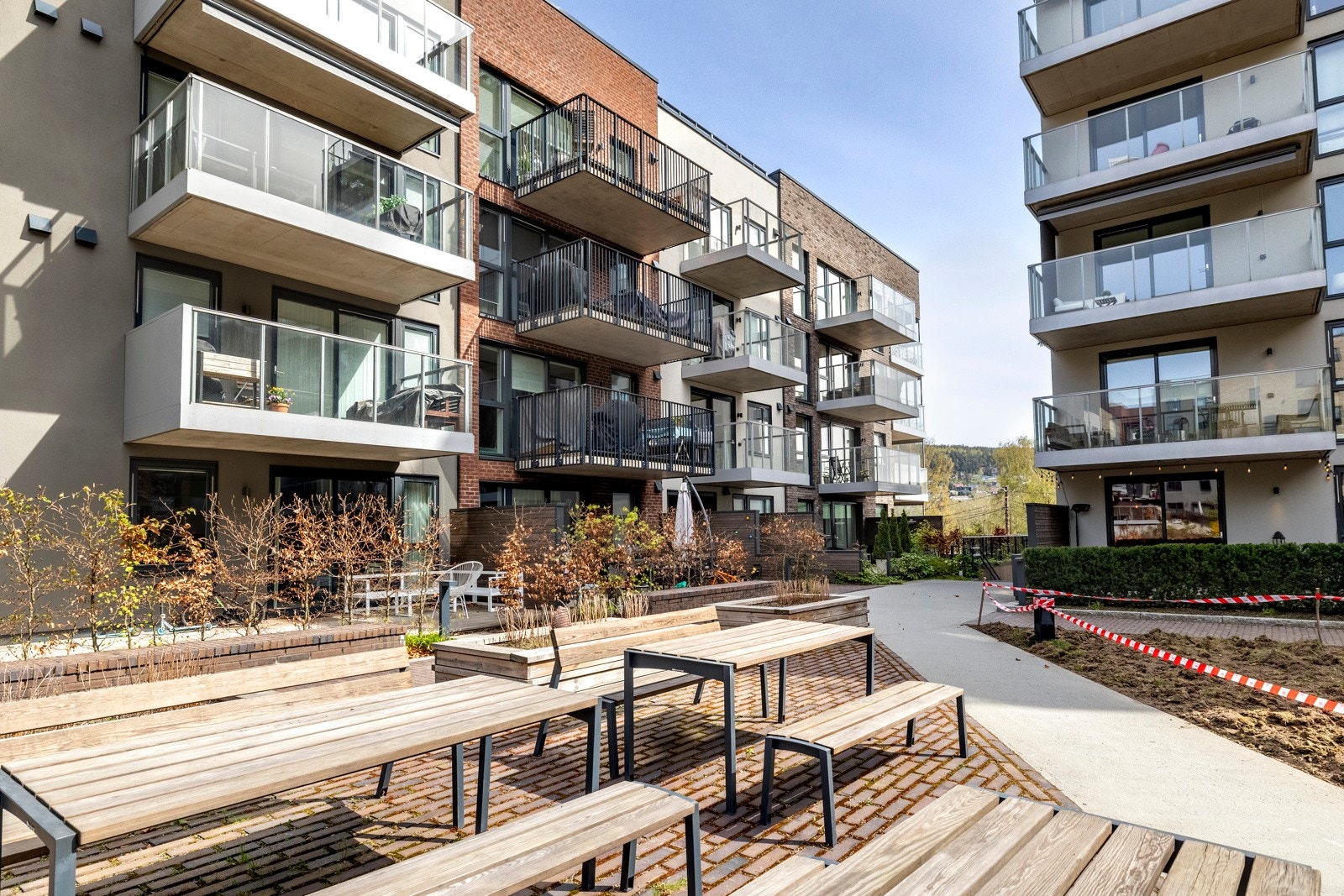 Bakgården har et nydelig areal og har sommerstid plener, trær og planter som skaper trivsel. Galleribilde