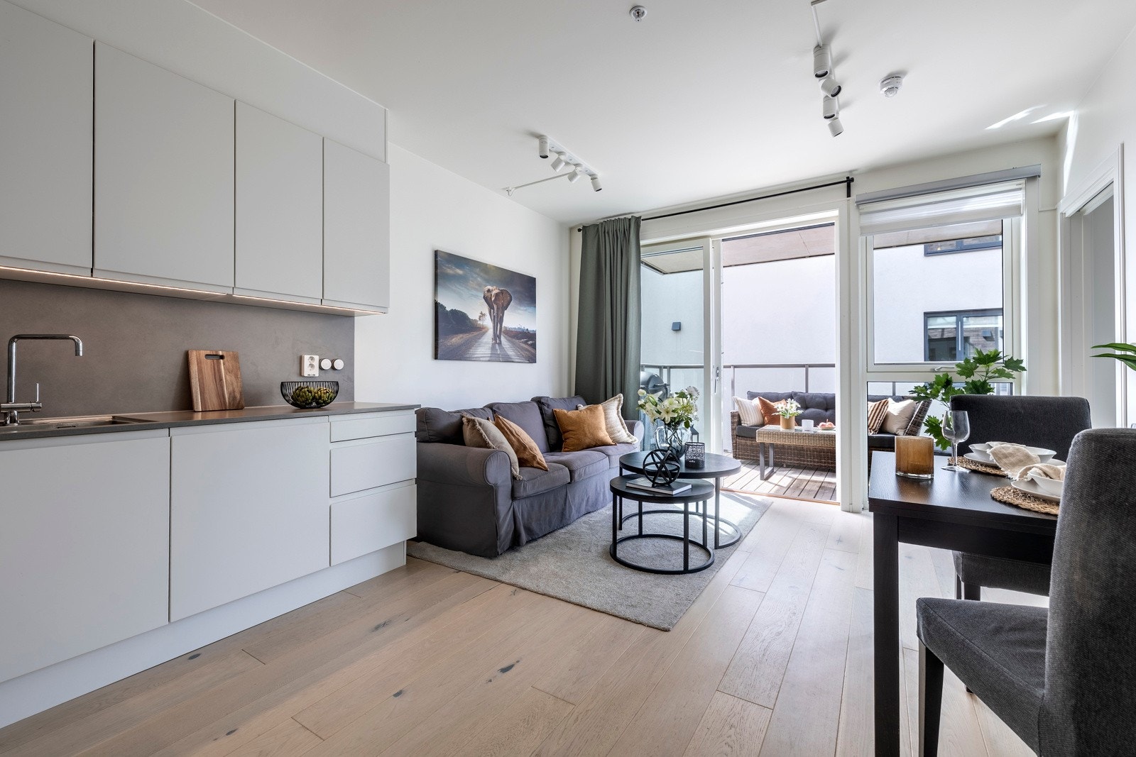 Stuen som har en åpen løsning mot kjøkkenet, og har lysmalte vegger, listefritt tak og enstavs parkett i hvitoljet eik, som gir et moderne og tidløst preg. Galleribilde