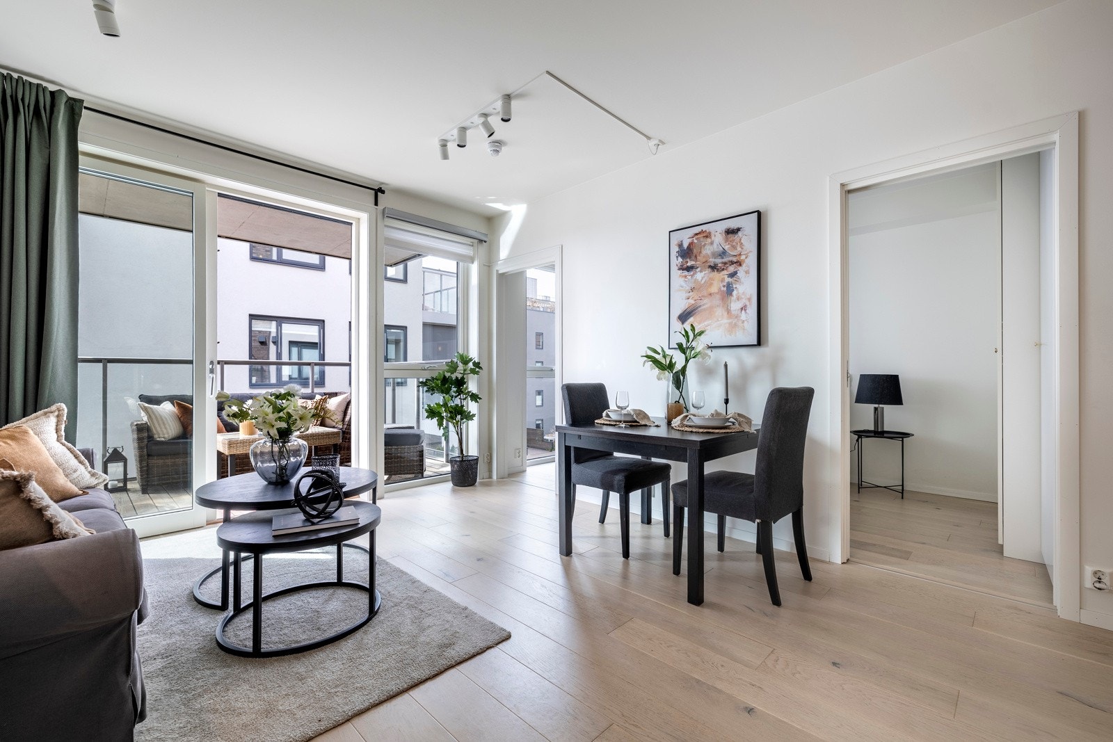 Stuen fremstår ekstra luftig og lys med en god takhøyde på 2,6 meter og har store vinduer som slipper mye dagslys inn. Galleribilde