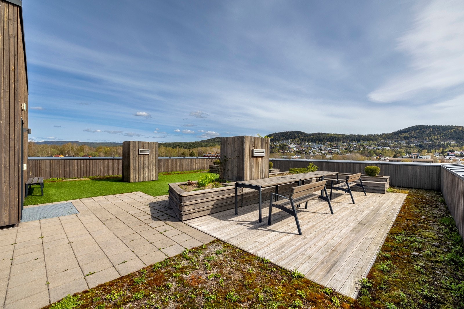 Det er tilgang til flere felles takterrasser - et hyggelig sted å samles om sommeren. De solrike takterrassene er luftige og har flott utsyn. Galleribilde