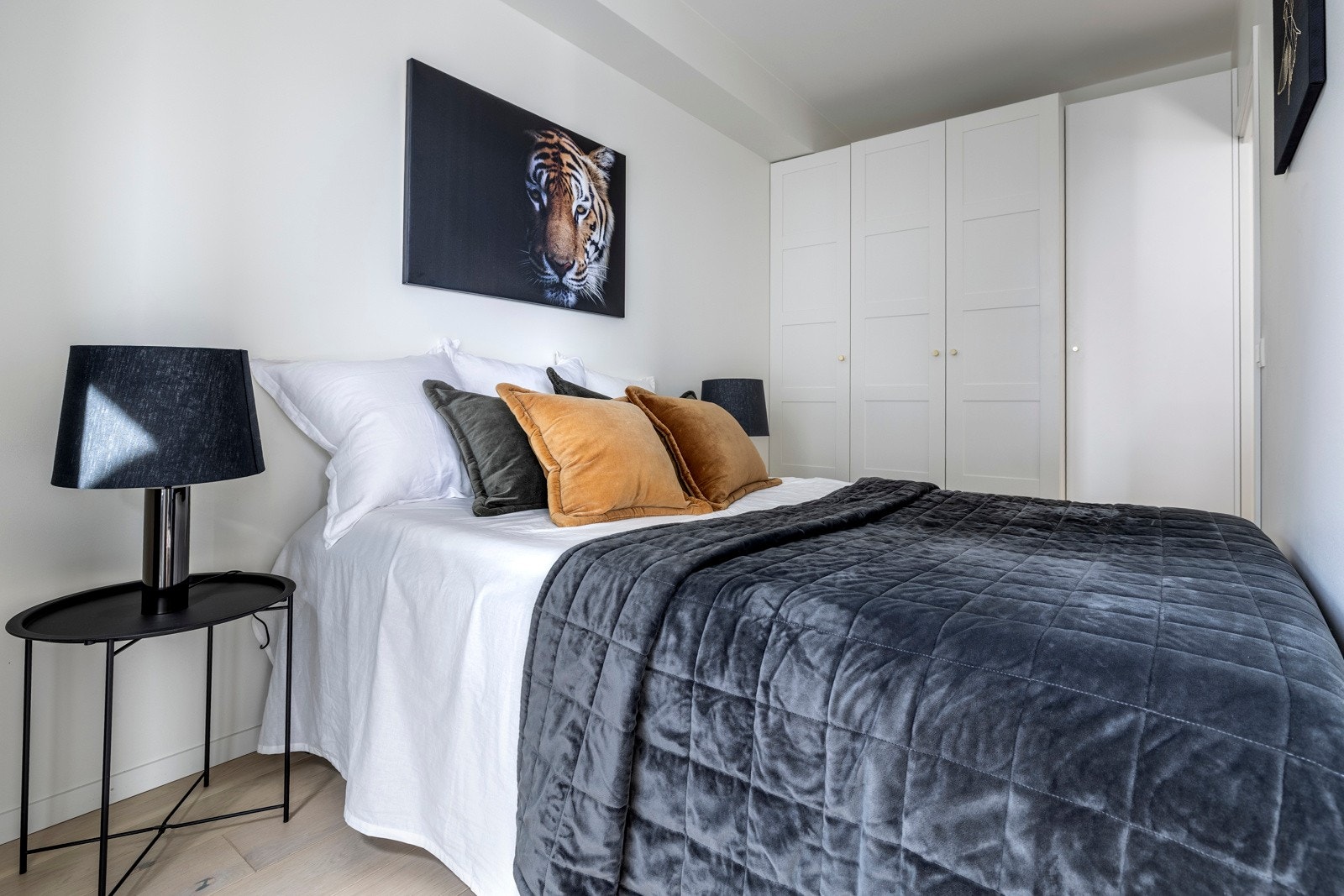 Her der det plass til f. eks. både skriverbord ved dør 1 og garderobeskap ved dør 2 Galleribilde