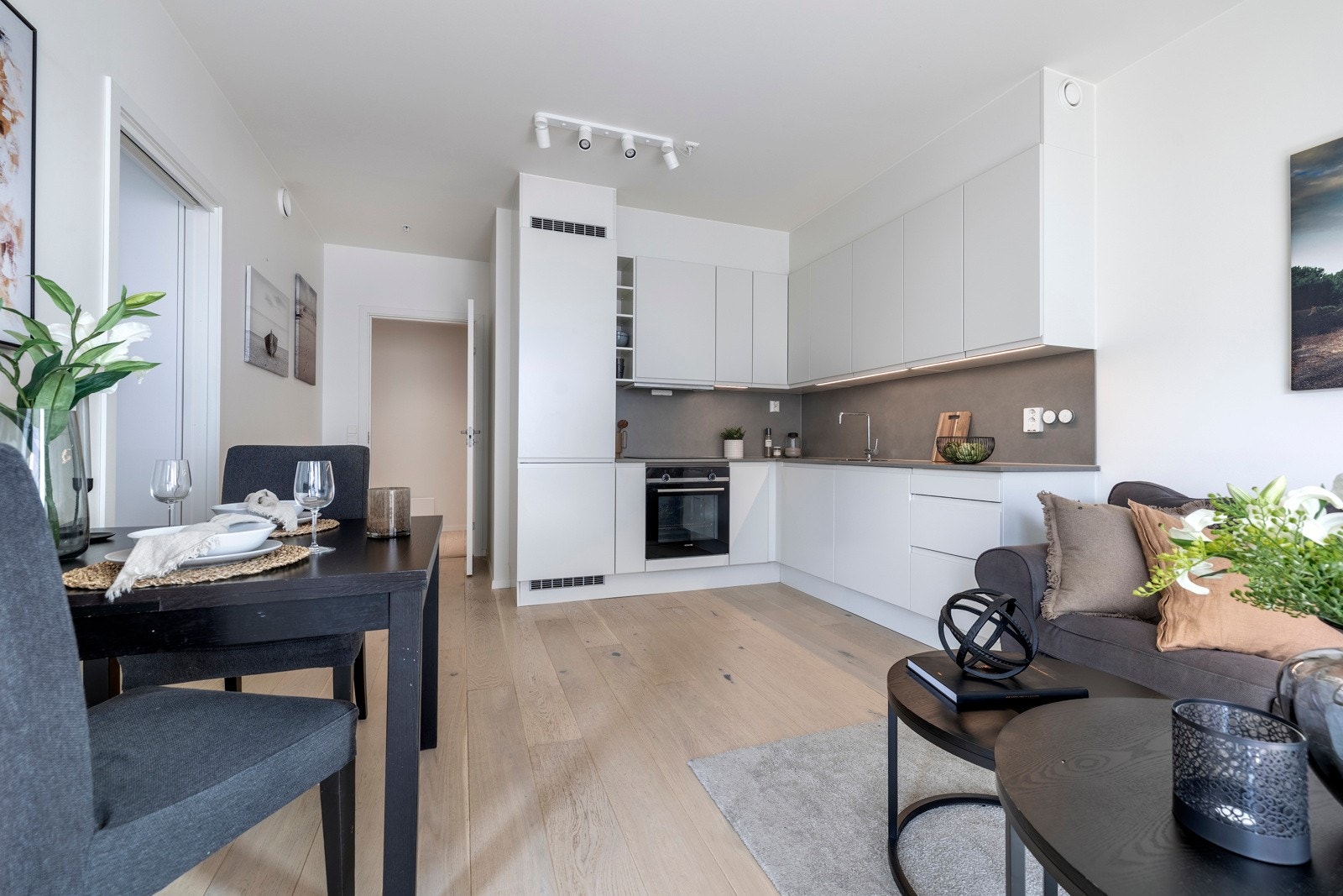 Kjøkkenet er designet i en praktisk L-form og åpen løsning mot stuen. Galleribilde