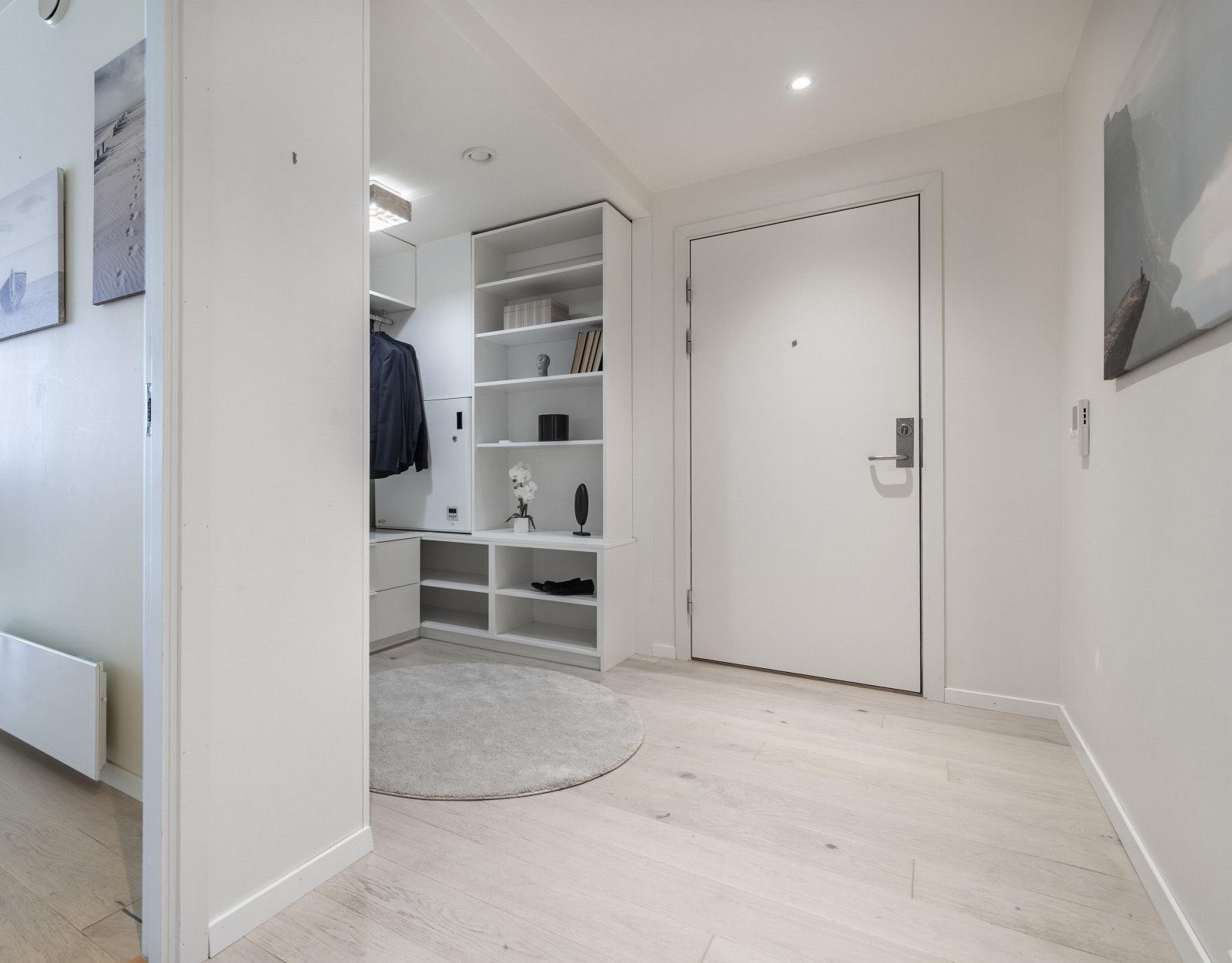 Rommet er utstyrt med dørtelefon med video. I tillegg er det installert dimmer til taklyset, som gir mulighet for stemningsfull belysning. Galleribilde