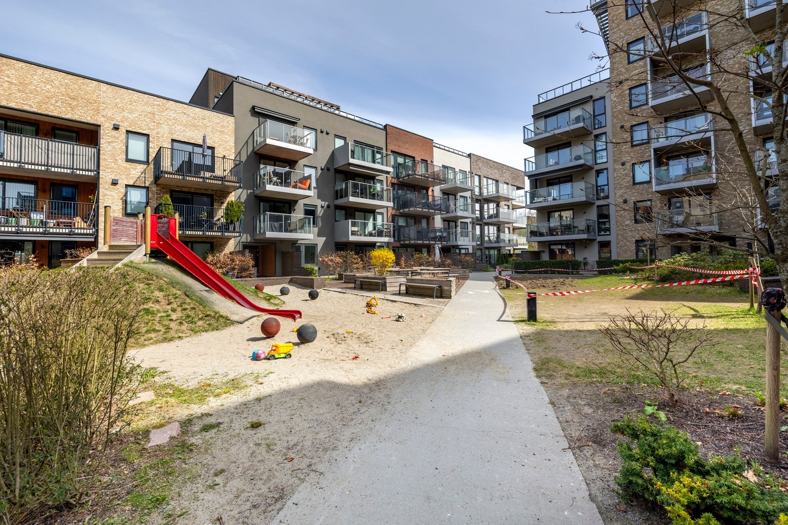 Borettslaget har en hyggelig bakgård, pent opparbeidet med grøntarealer, prydbusker, gangveier, sittegrupper, sykkelstativ og stemningsfull belysning. Galleribilde