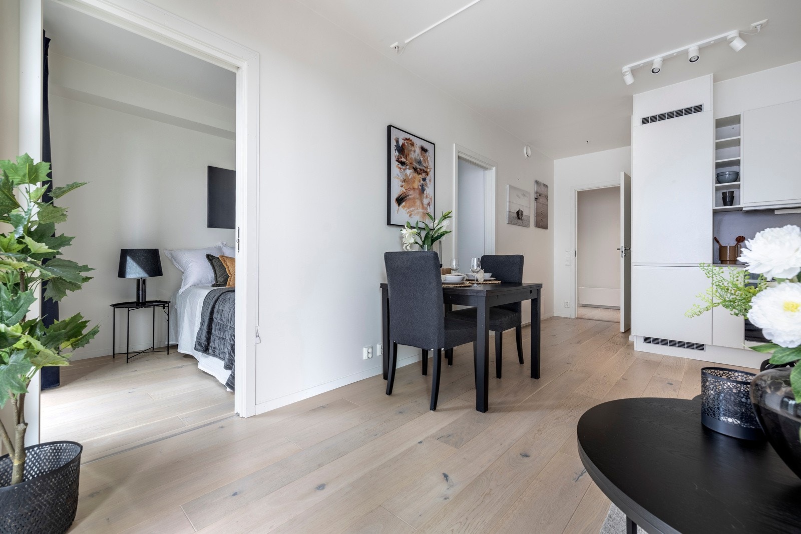 Leiligheten har ett delikate soverom med smart 2 dørsløsning. Galleribilde