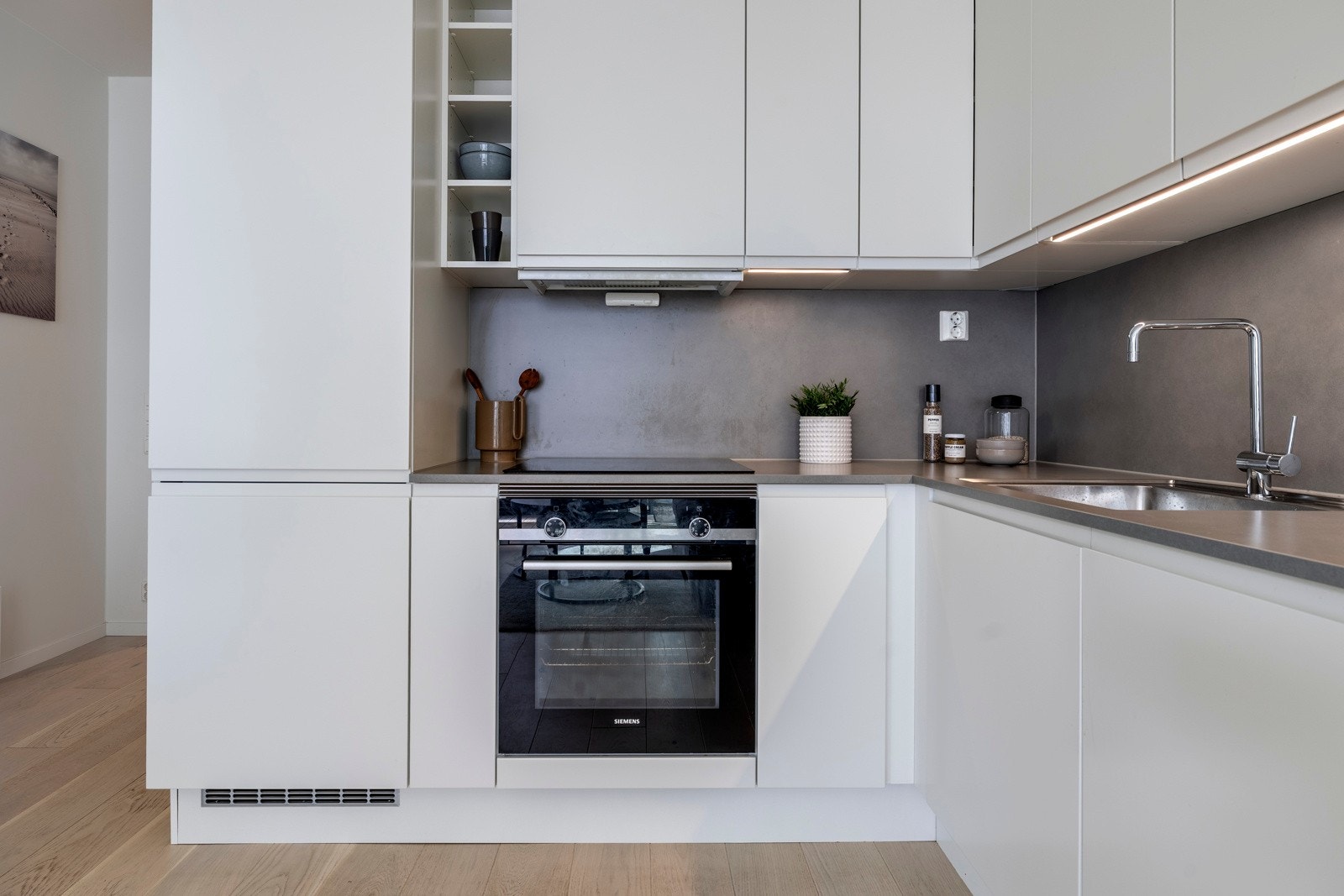 Kjøkkenet har en stilren og moderne innredning fra HTH. Galleribilde