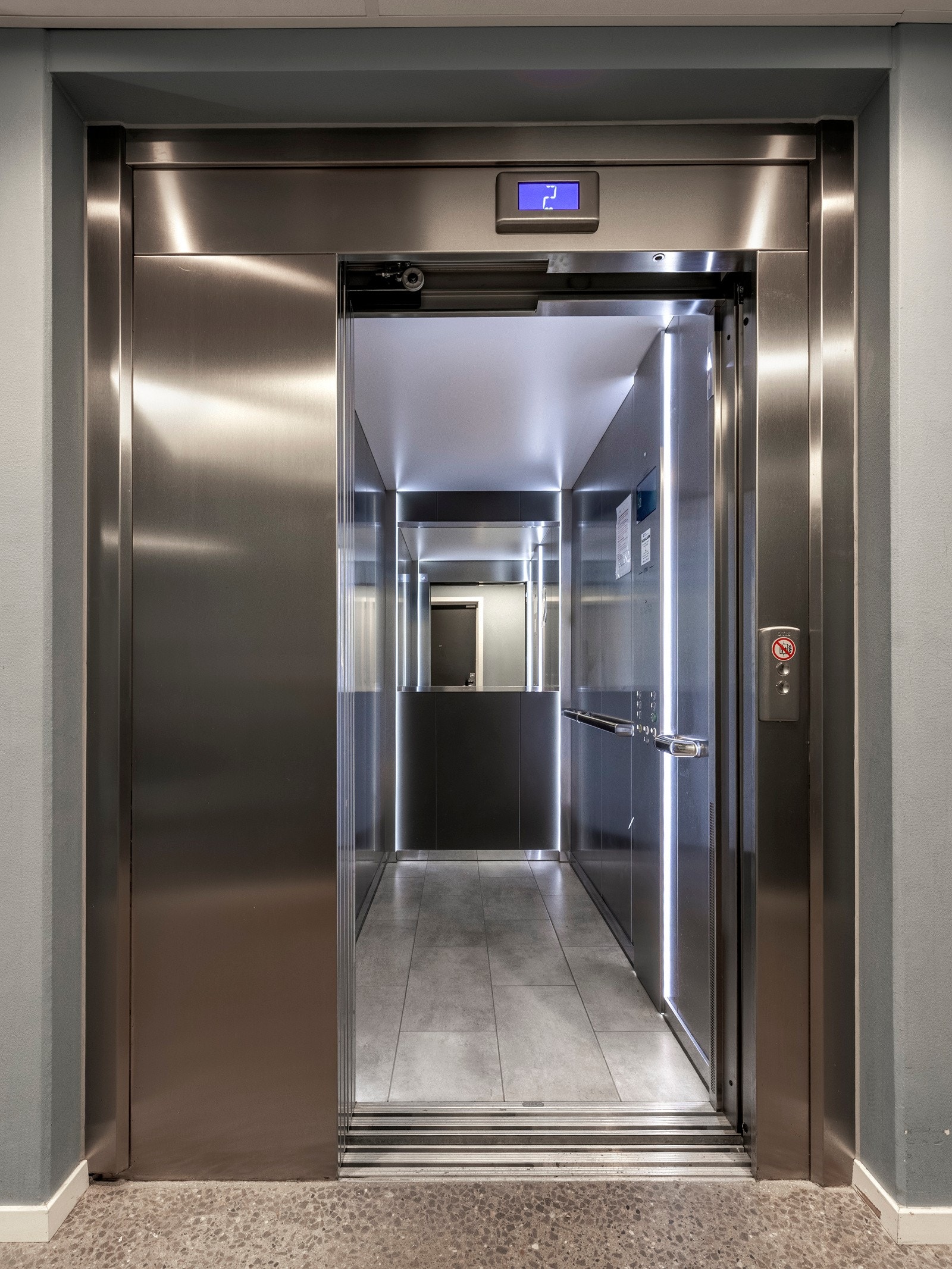 Det er heis i bygget fra kjelleretasjen og helt opp til takterrassen. Galleribilde