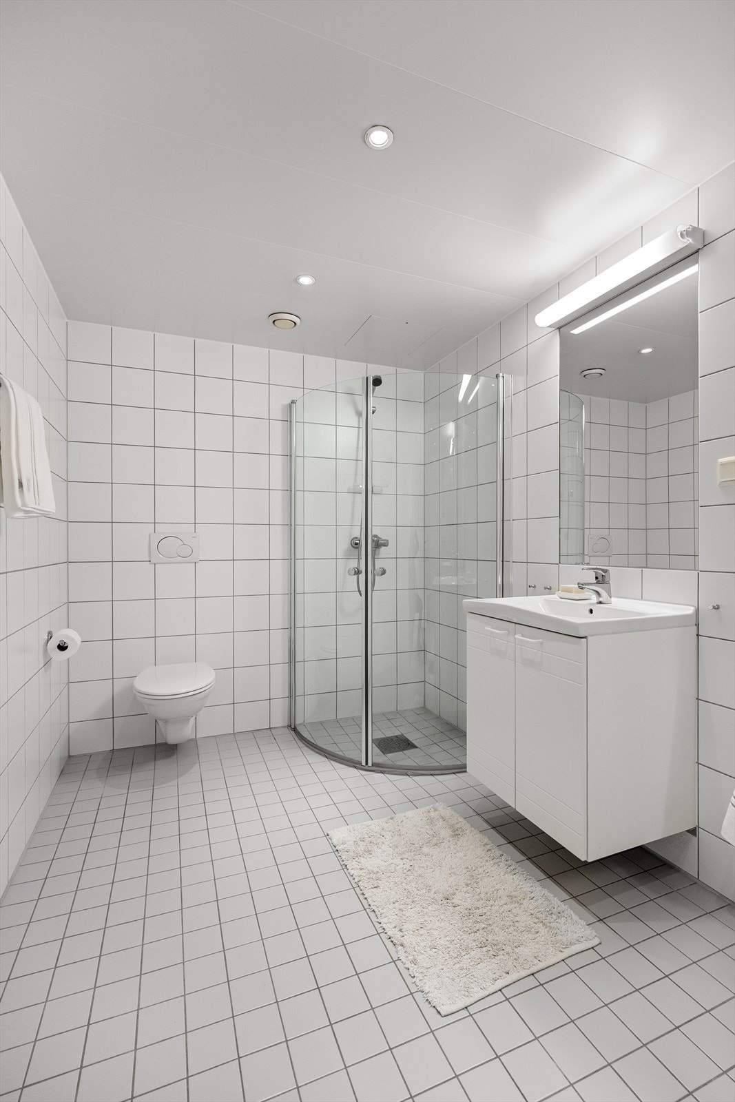 Romslig bad i tidløs utførelse Galleribilde