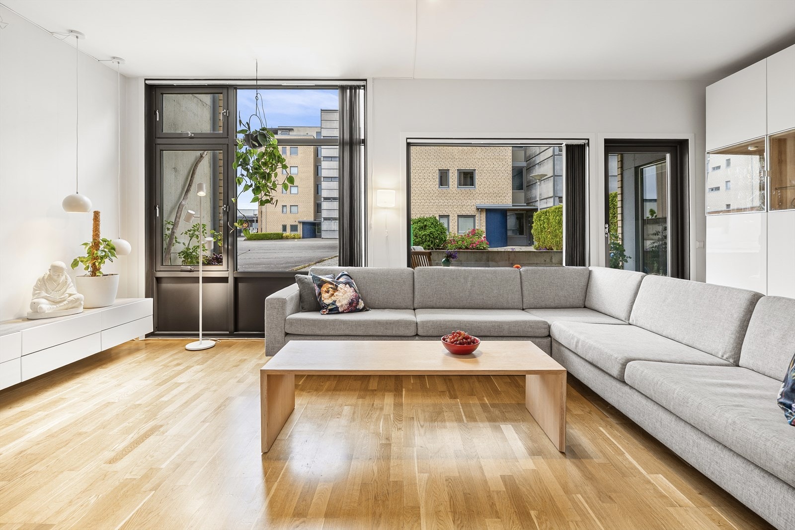 Lys og trivelig stue med god lysinntak fra store vindusflater Galleribilde