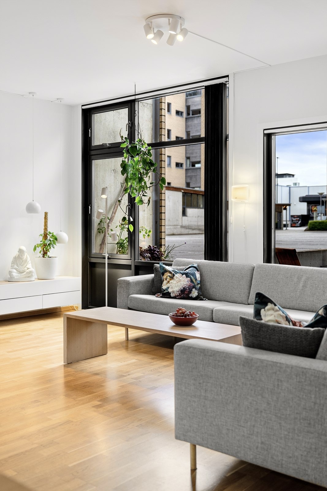 Det er ekstra god takhøyde i leiligheten som gir bedre romfølelse Galleribilde