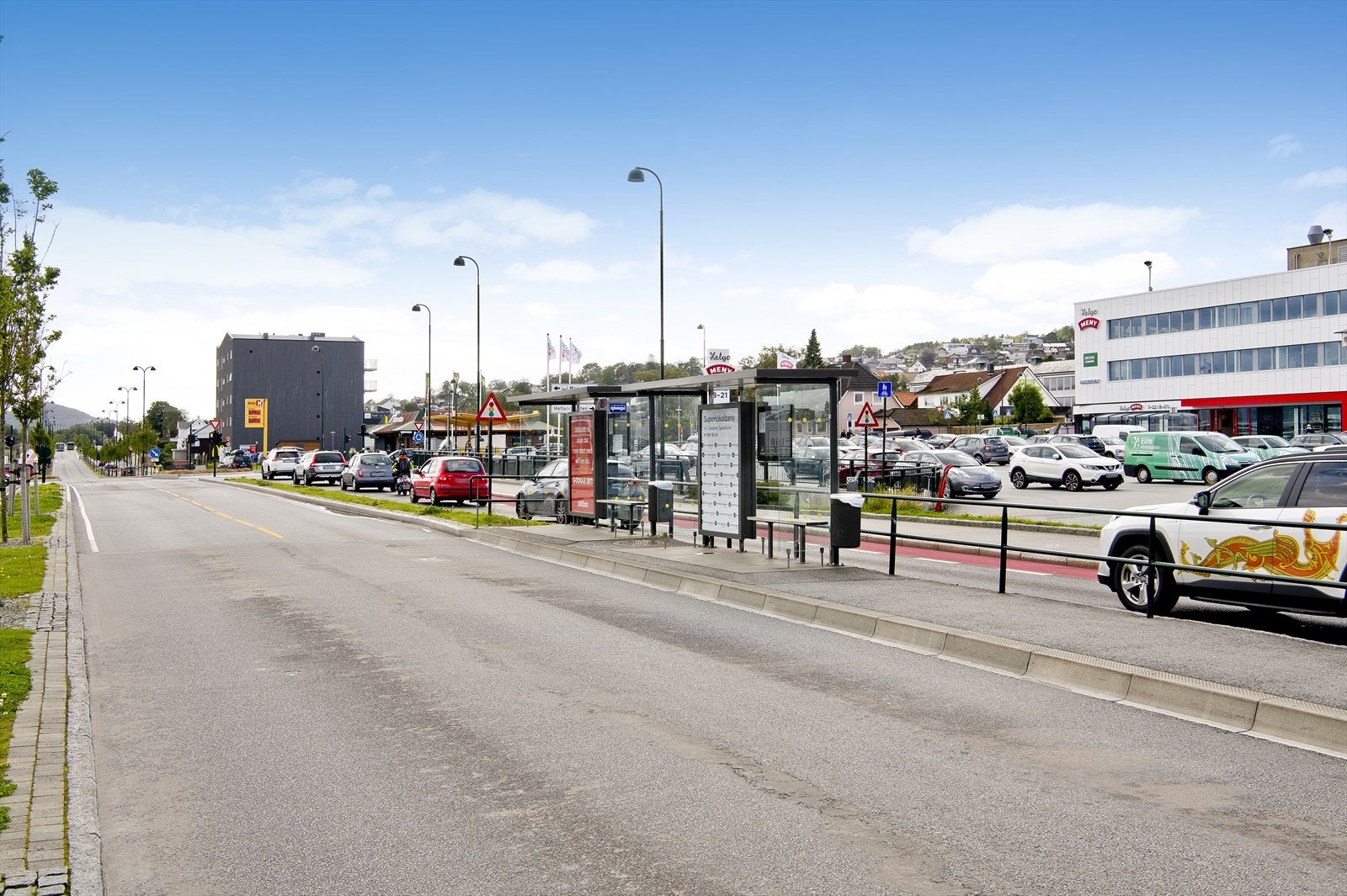 Bussveien tar deg ut i regionen. Det er også togstasjon på Mariero Galleribilde