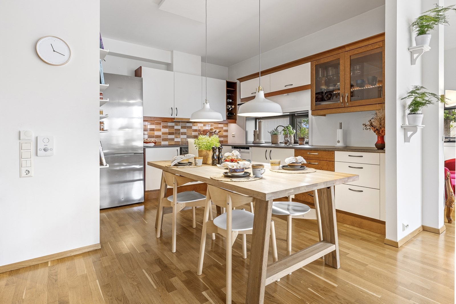 Flott kjøkken med plass til stort spisebord Galleribilde