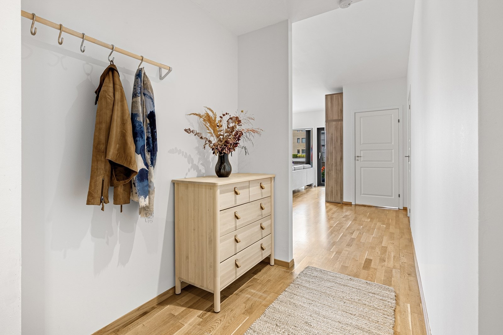 I gangen er det et smart og praktisk innhukk for sko og yttertøy Galleribilde