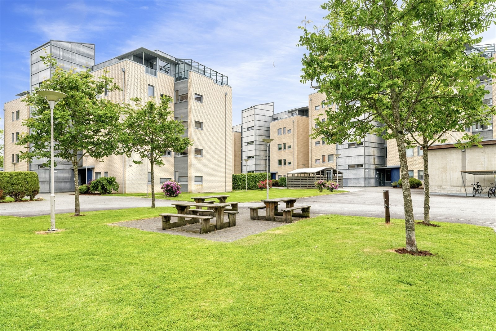 Velholdte og rolige fellesareal rundt boligblokkene Galleribilde