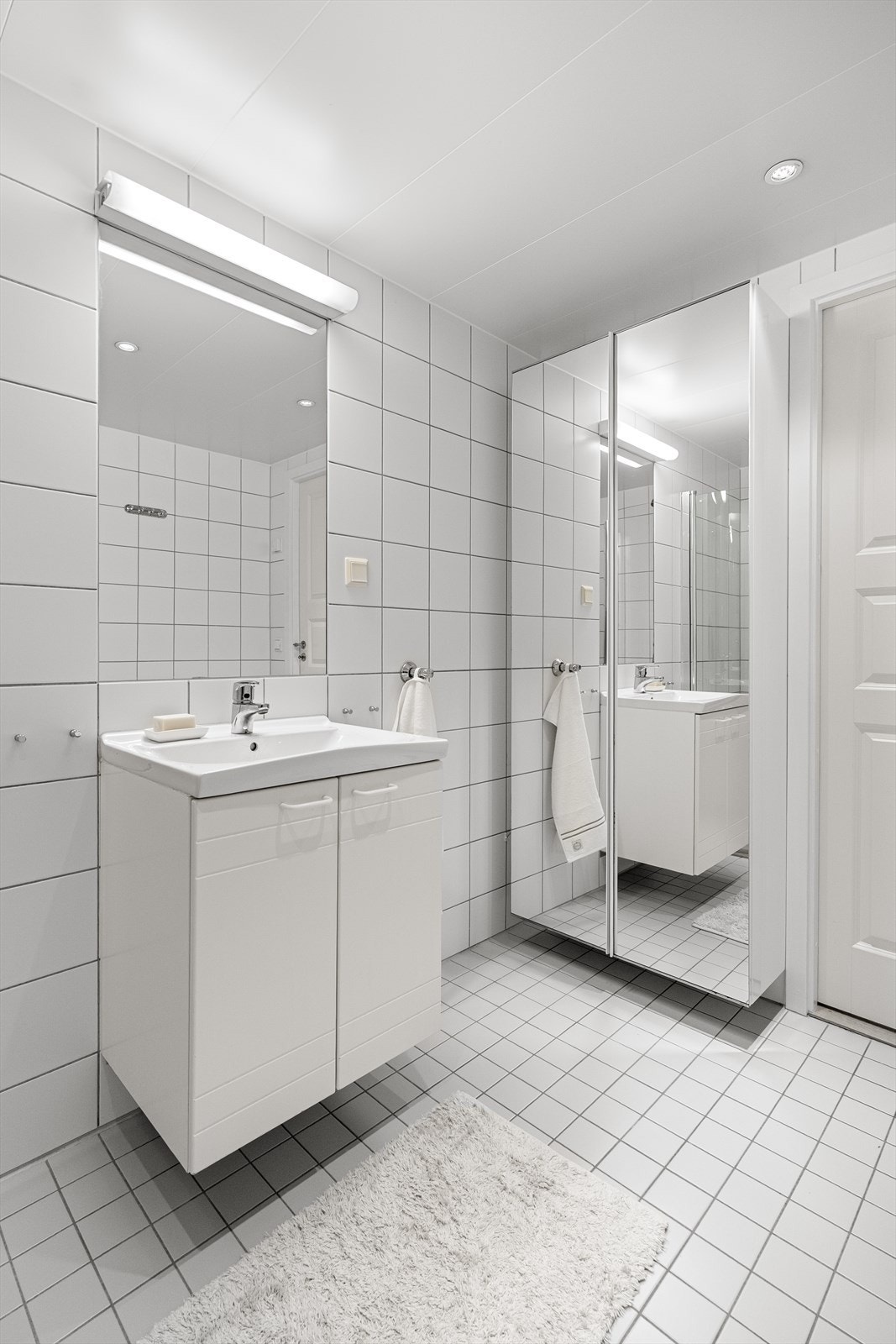 Leiligheten har eget vaskerom, men det er også opplegg for vaskemaskin her på badet Galleribilde