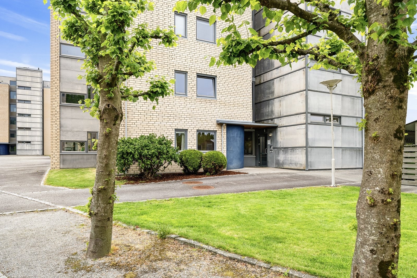 Det er p-plass med el-bil lader i U.etg. Tilgang via heis + trapp Galleribilde