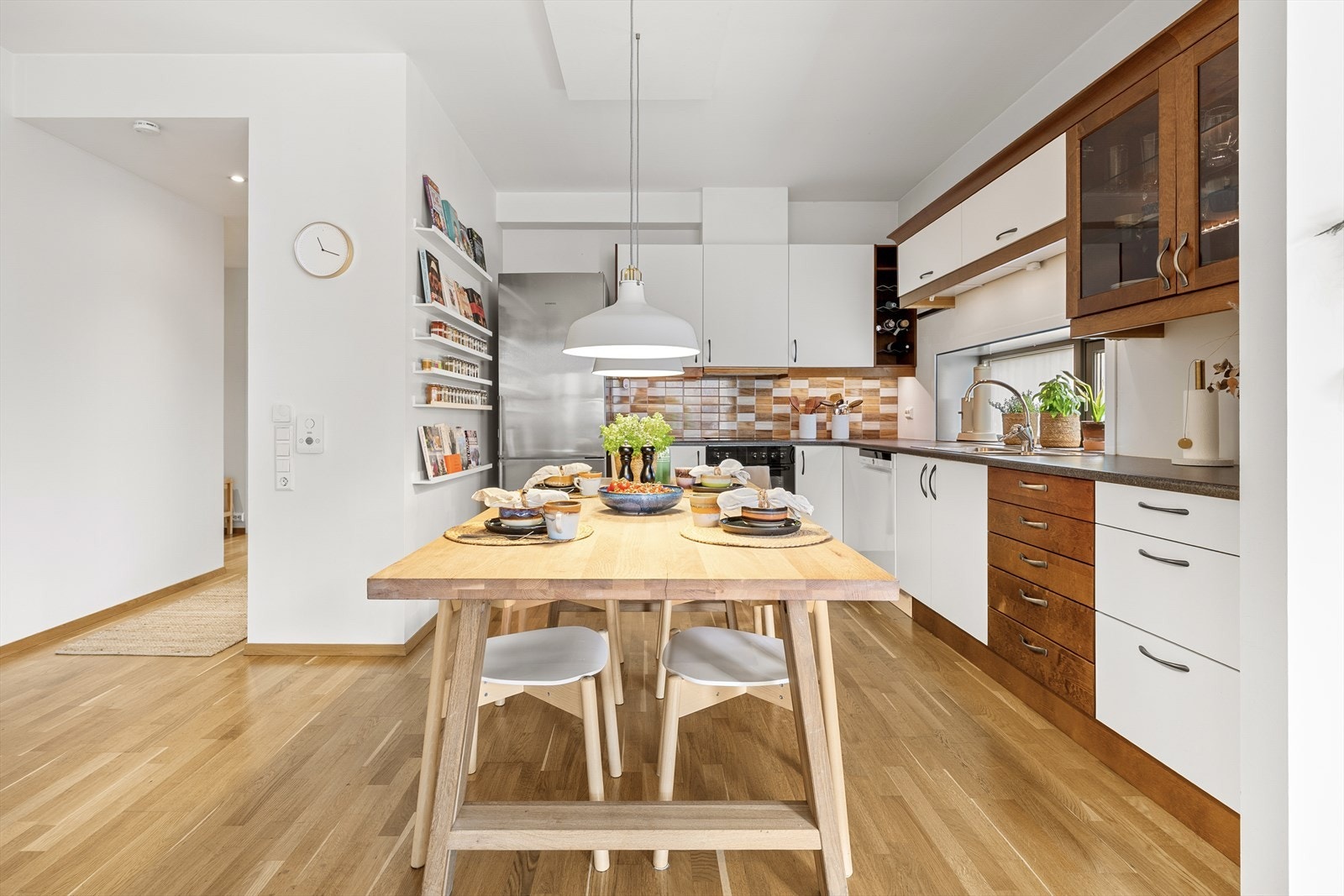 Praktisk kjøkkeninnredning med rikelig skap- og benkeplass Galleribilde