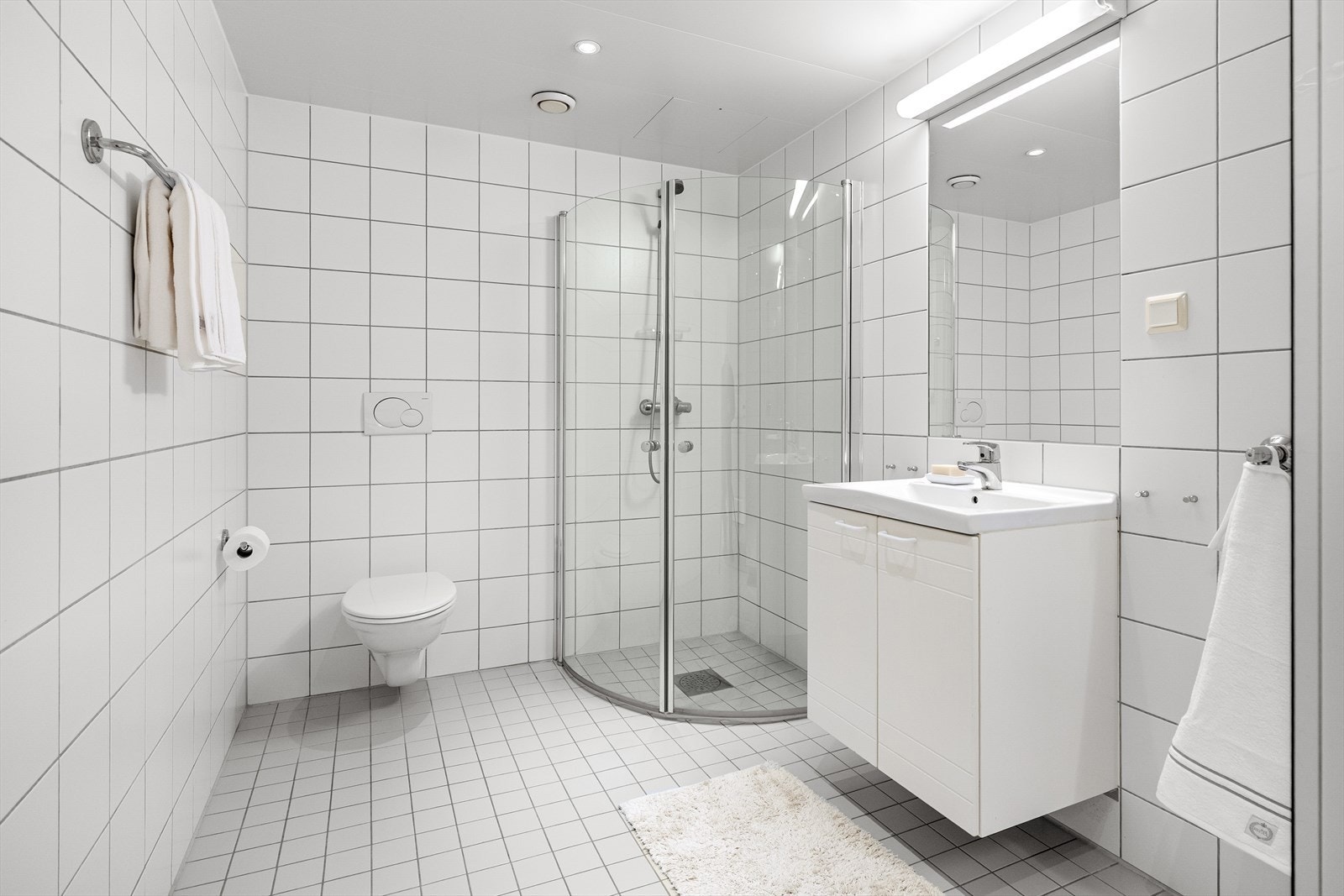 Innbydende helfliset bad med varme i gulvet Galleribilde