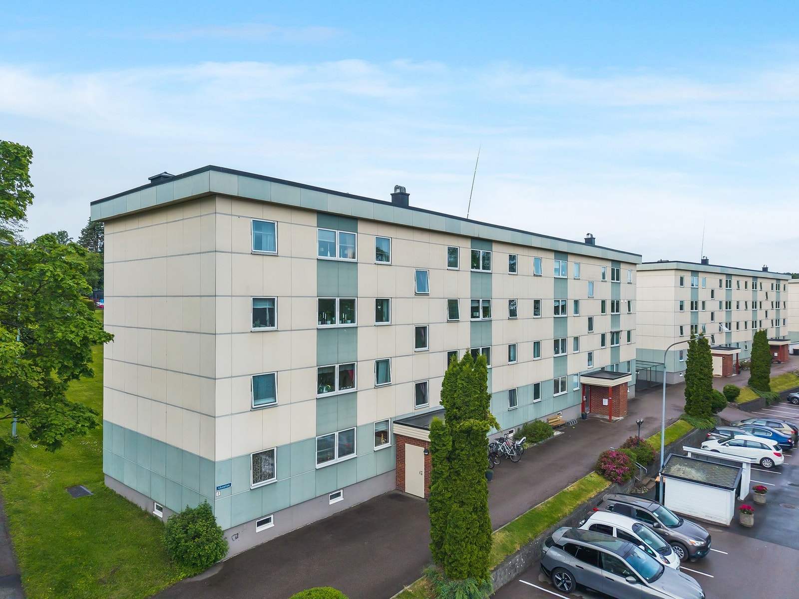 I 2021/2022 har borettslaget rehabilitert takene på alle blokkene. Det er felles biloppstillingsplasser på fremsiden av blokka. Galleribilde