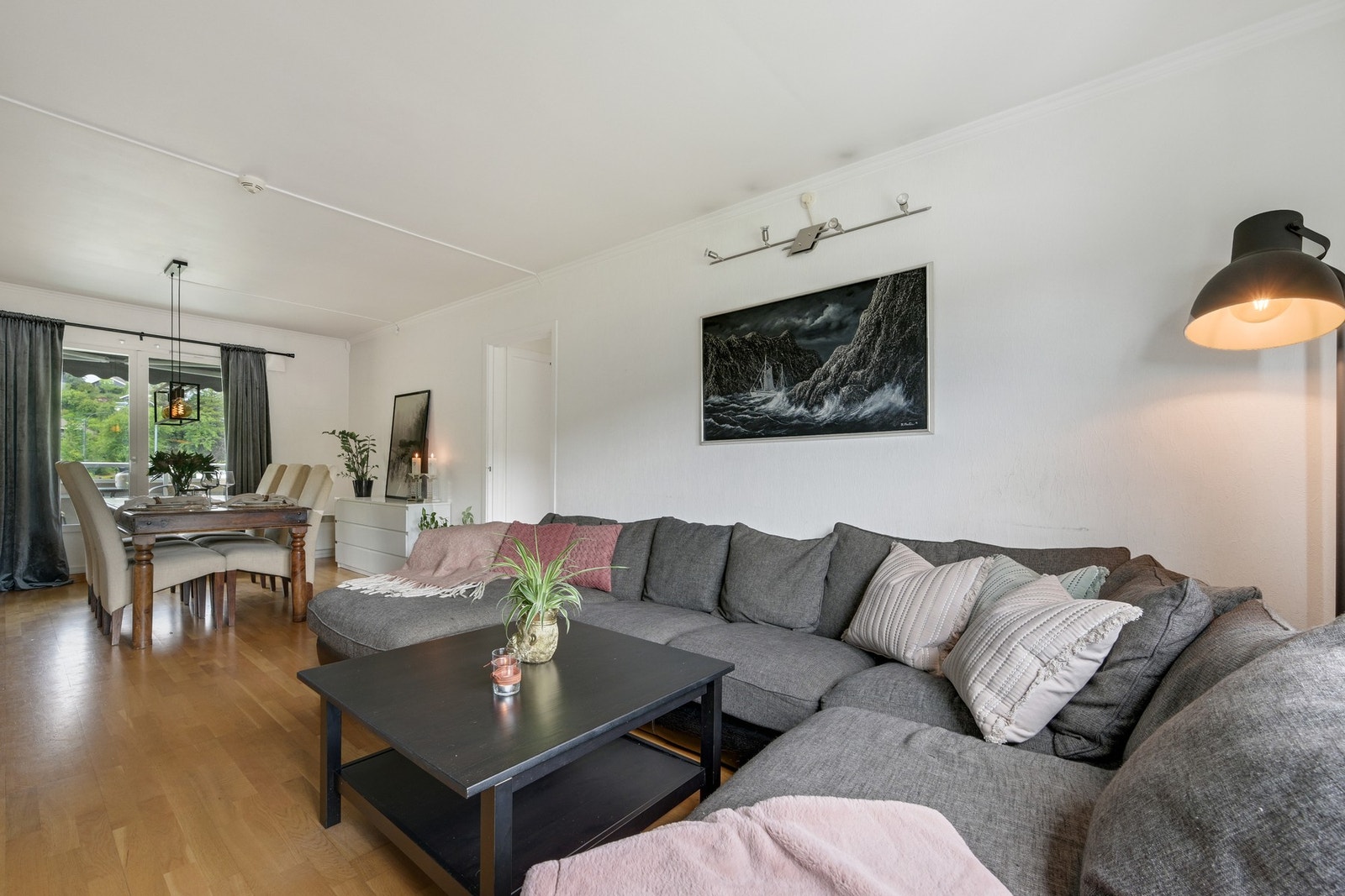 Stuen har god plass for både spisebord og sofa. Galleribilde