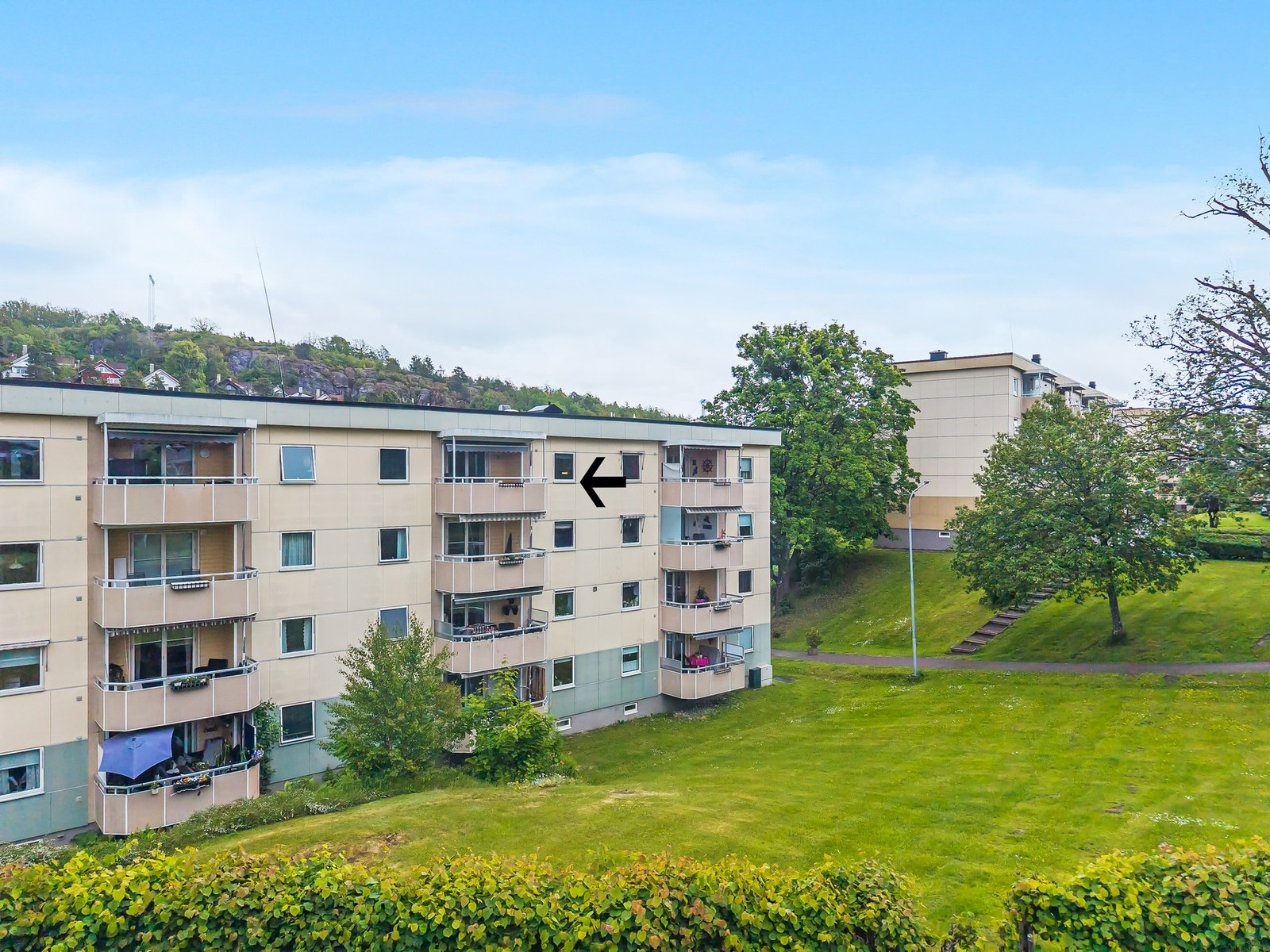 Lys og lettstelt 4-roms leilighet i 4. etasje i Holtan Nord borettslag med god planløsning og solrik, vestvendt balkong. Galleribilde