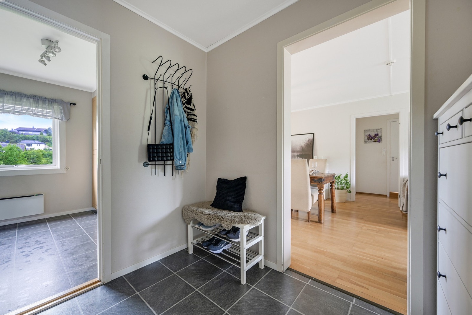 Entré med plass for å henge fra seg yttertøy. Galleribilde