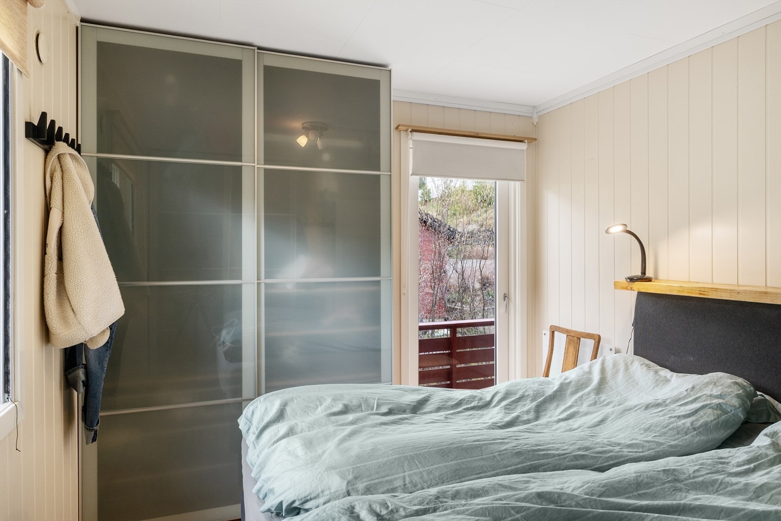 Det er til sammen 3 soverom i hovedetasjen- Hovedsoverommet har utgang til balkong. Galleribilde