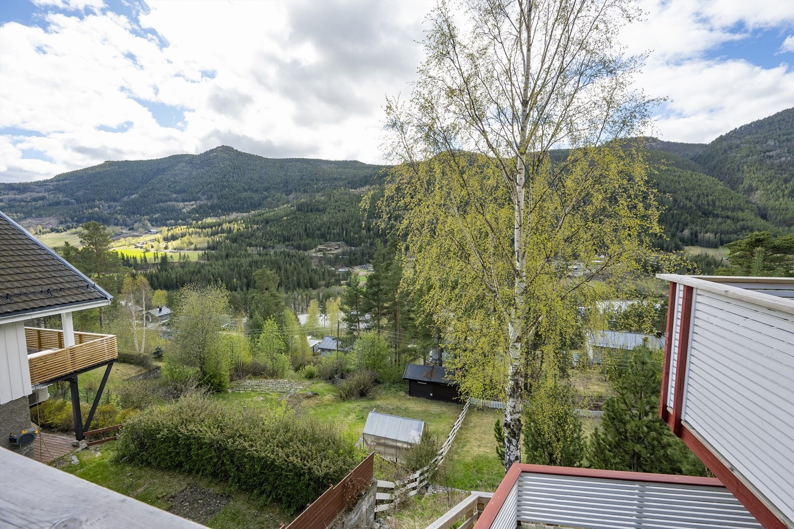 Her bor man m/fin utsikt mot områdene omkring, og det er kort veg til barnehage/skole og ulike servicetilbud. Galleribilde