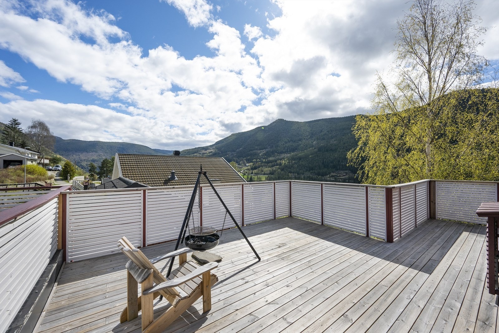 Solrik og usjenert terrasse m/god plass til utemøbler, grill mm. Galleribilde