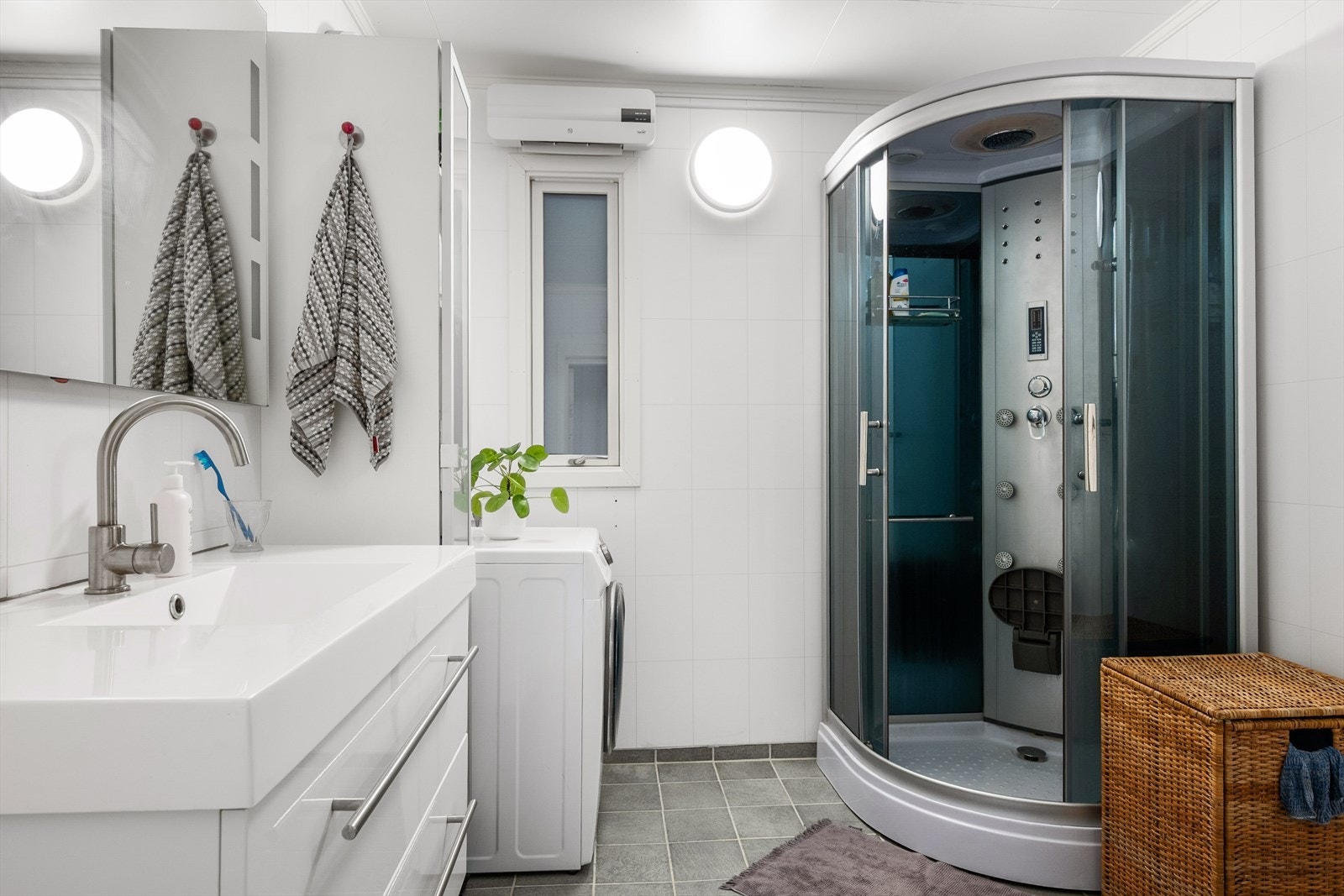 Baderommet er holdt i tidløse farger og har et moderne uttrykk. Galleribilde