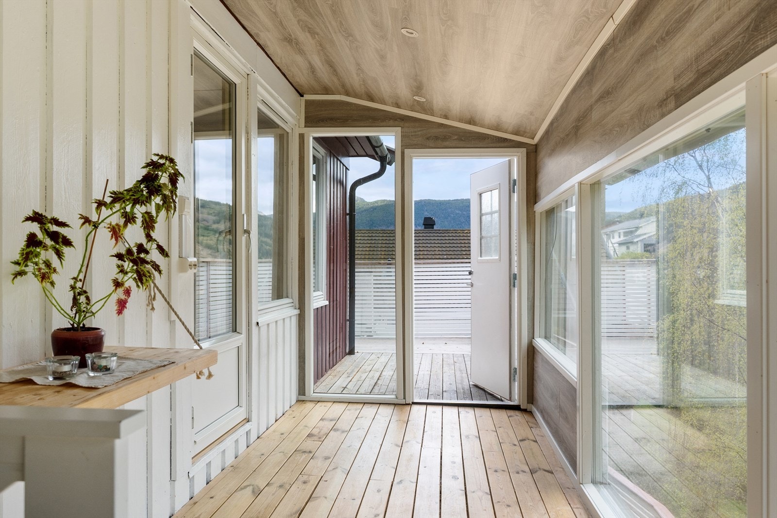 Fra stue og kjøkken er det utgang til utestue og romslig terrasse. Galleribilde