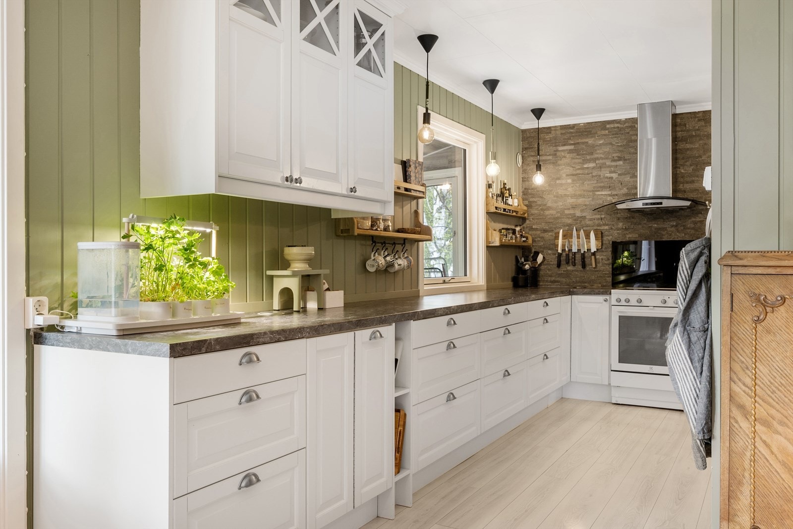 Kjøkkenet har en lys, tidløs innredning med profilerte fronter. Galleribilde