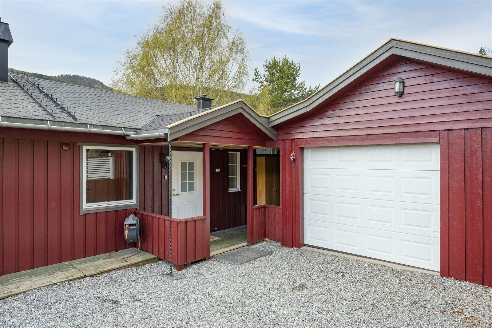 Boligen har overbygd inngangsparti. Galleribilde