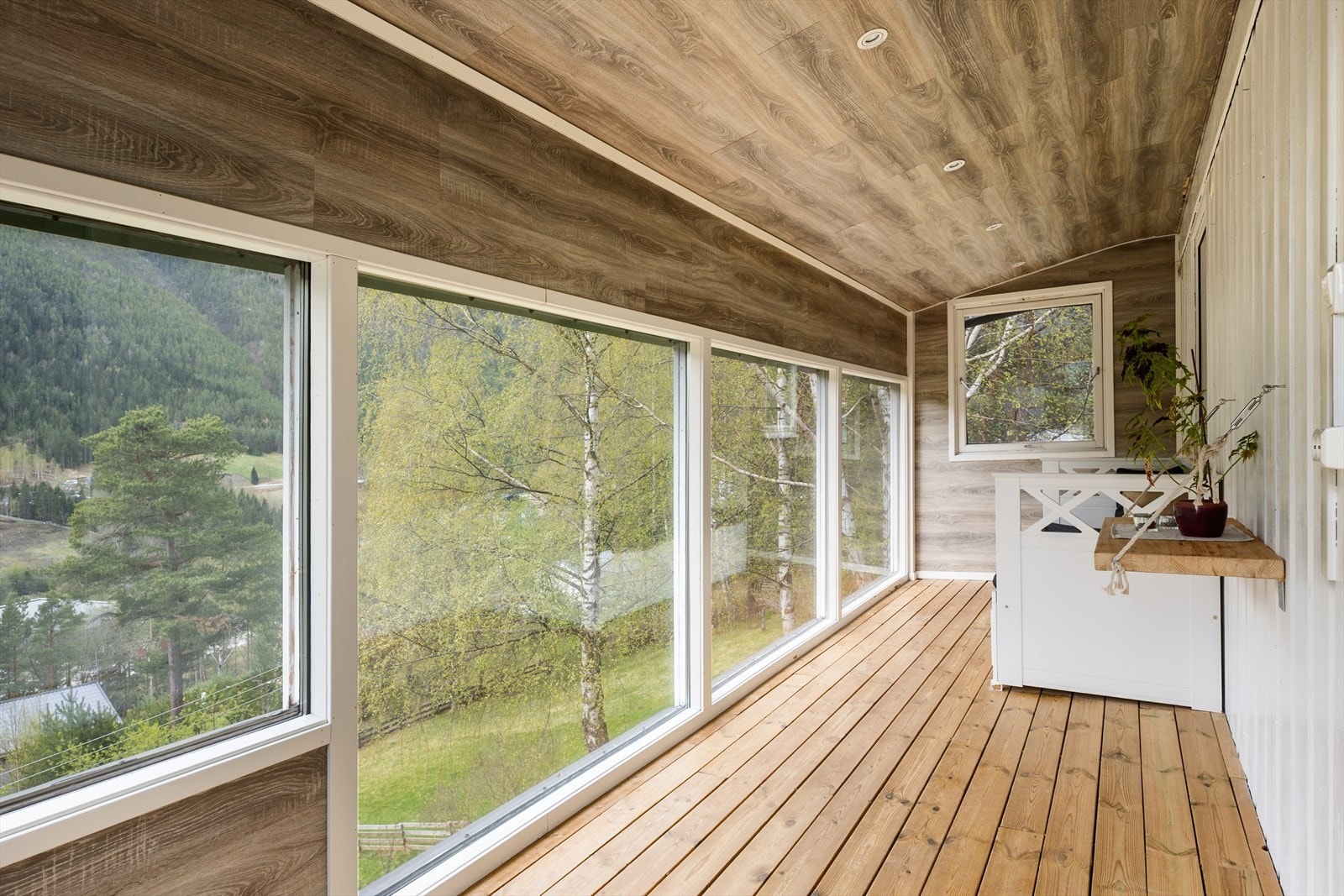 Lunt og hyggelig interiør med spotbelysning i tak. Galleribilde