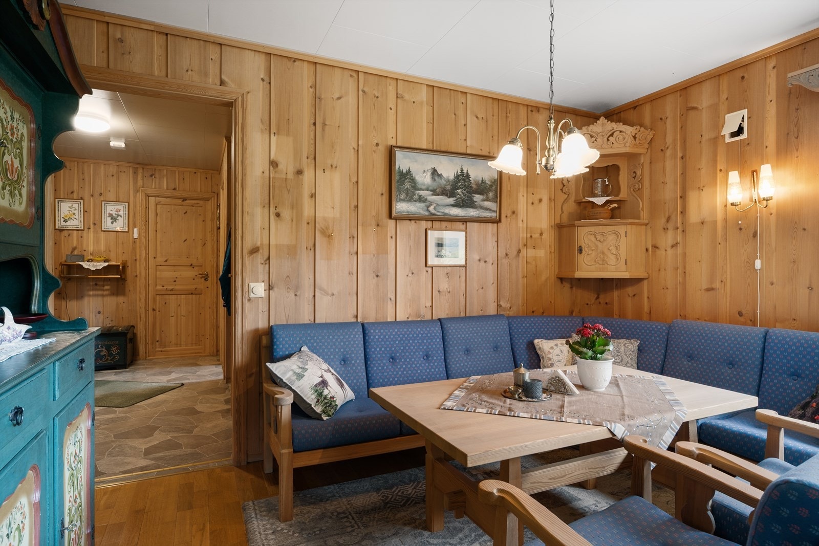 De panelte veggene går igjen i alle oppholdsrom. Galleribilde